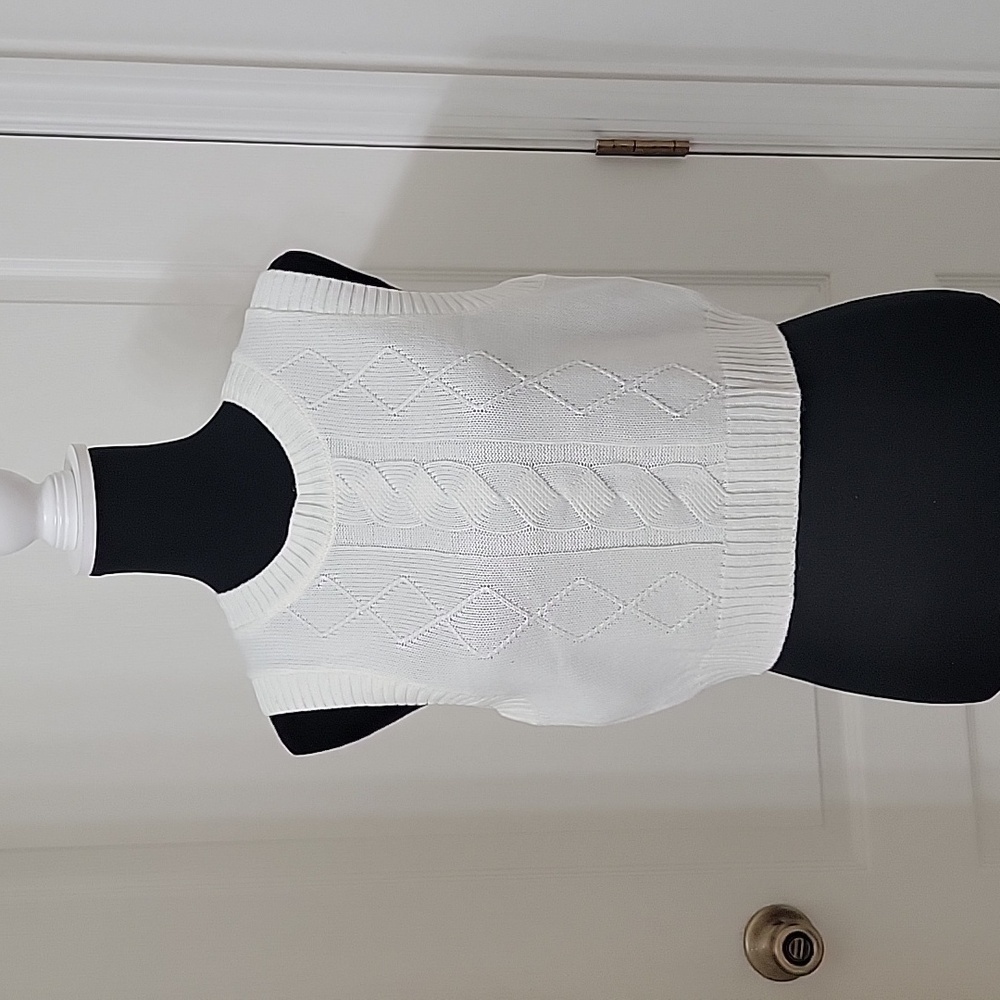 Divided Size M Off-White Short / Cropped Sleeveless Sweater / Vest